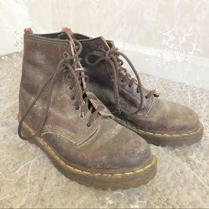 vintage brown leather ankle dr. marten boots!